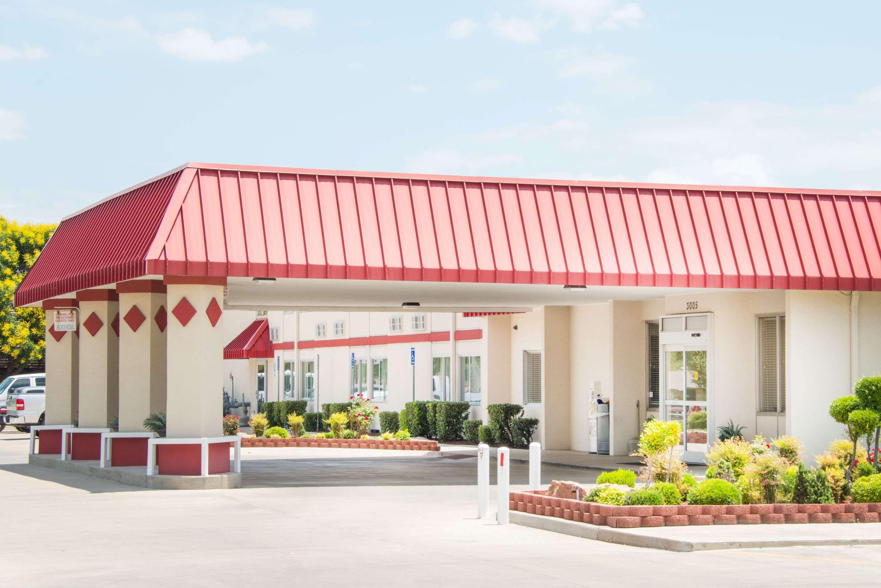 Ramada By Wyndham Enid Hotel Exterior photo